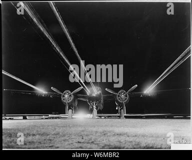 L'ennui pour des cibles ennemies. 5E AIR FORCE, en Corée. C'U.S. Air Force B-26 bombardier léger de la 3ème aile a sa bombe avant 14 mitrailleuses de calibre .50 de tir à l'épreuve avant une mission de nuit contre des cibles ennemies en Corée du Nord. Les pilotes de la 3e nuit de l'aile communiste patrouille les voies d'approvisionnement menant à l'avant. Le B-26 nuit des intrus ont été un facteur majeur dans la destruction de plus de 53 000 véhicules enemey éjecté par les unités de l'US Air Force depuis le début de la guerre de Corée. Banque D'Images