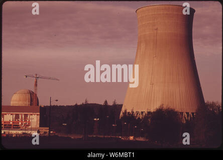 Centrale nucléaire à Troie RAINIER SUR LA RIVIÈRE COLUMBIA. Construit PAR LA PORTLAND GENERAL ELECTRIC COMPANY EN VERTU D'UN PERMIS DE L'AEC, le projet a rencontré une forte opposition des écologistes et d'autres Banque D'Images