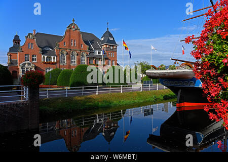 Papenburg, Allemagne - 2019.08.01 : vue sur le canal principal ( hauptkanal ) à l'hôtel de ville de 1913 et la réplique de la cargaison brig friederike Banque D'Images