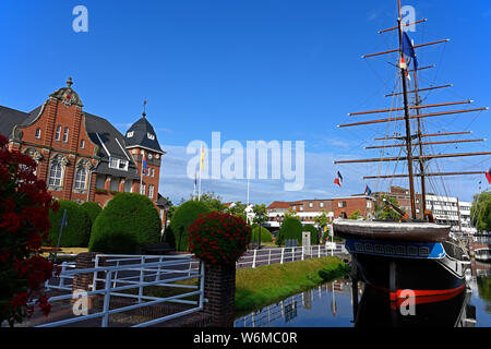 Papenburg, Allemagne - 2019.08.01 : vue sur le canal principal ( hauptkanal ), hôtel de ville de 1913 et la réplique de la cargaison brig Friederike von Banque D'Images