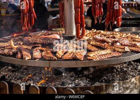 Un assortiment de grillades de viande cuite à l'extérieur sur les braises Banque D'Images