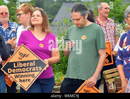 Rassemblement des partisans libéraux démocrates au Château Hôtel à Brecon, Wales, où le nouveau chef libéral démocrate Jo Swinson et gallois leader libéral démocrate Jane Dodds arriveront, après nouvelle que les libéraux-démocrates ont remporté les Brecon et Radnorshire élection partielle. Banque D'Images