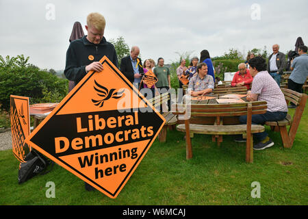 Rassemblement des partisans libéraux démocrates au Château Hôtel à Brecon, Wales, où le nouveau chef libéral démocrate Jo Swinson et gallois leader libéral démocrate Jane Dodds arriveront, après nouvelle que les libéraux-démocrates ont remporté les Brecon et Radnorshire élection partielle. Banque D'Images