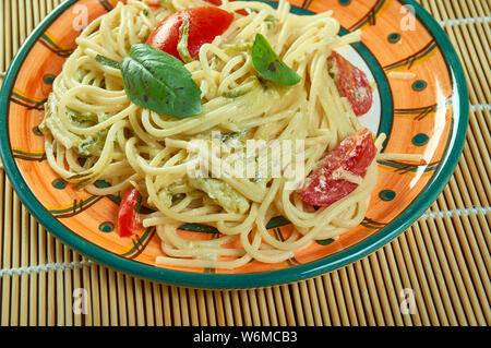 Tomates séchées au soleil avec Alfredo Spaghetti Courgettes close up Banque D'Images