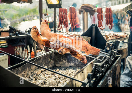 Avis de cochon grillé sur spit sur les braises Banque D'Images