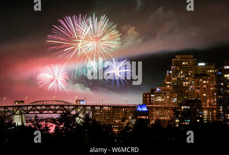 (190802) -- BEIJING, 2 août 2019 (Xinhua) -- l'équipe canadienne s'allume le ciel pendant la célébration de la lumière de la baie English à Vancouver, Canada, le 31 juillet 2019. (Photo de Liang Sen/Xinhua) Banque D'Images