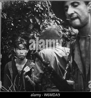 La Légion étrangère française joue le rôle de combat majeur dans la guerre contre le Viet Minh. Ici un suspect a été trouvé à se cacher dans la jungle et est maintenant remise en cause par la patrouille de l'avance, qui le saisit. Pix., ca. 1954 ; notes générales : utilisation de la guerre et des conflits Nombre 383 lors de la commande d'une reproduction ou demande d'informations sur cette image. Banque D'Images