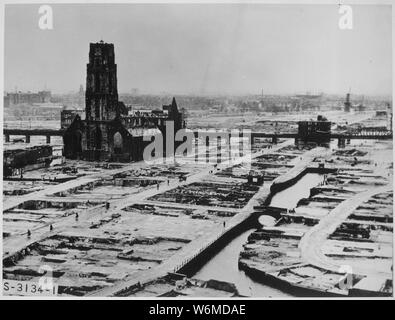 Anglais : l'ultimatum allemand commandant le commandant néerlandais de Rotterdam à cesser le feu lui ont été livrés à 10 h 30 le 14 mai 1940. À 1 h 22, les bombardiers allemands définir l'ensemble de la ville de Rotterdam en feu, tuant 30 000 de ses habitants. Nederlands : Op 14 mei 1940 rond 13.30 uur de Duitsers voerden in het kader van de aanval op Nederland een bombardement op uit de Rotterdam. Dit is om de eis tot overgave kracht bij te mettre au rancart. Foto van de schade rencontré daarop de ruïne van de Laurenskerk à Rotterdam. Deutsch : Rotterdam 1940 nach der Zerstörung und Enttrümmerung Español : Rotterdam después del b Banque D'Images