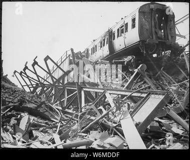 La nécropole de Londres Gare, station privée dans la région de Westminster Bridge Road, suite aux plus gros raid de nuit de la guerre. New York Times Bureau à Paris Collection. ; notes générales : utilisation de la guerre et des conflits Nombre 1012 lors de la commande d'une reproduction ou demande d'informations sur cette image. Cette image fait partie du New York Times Bureau à Paris Collection. Banque D'Images