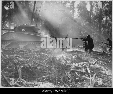 Les Yankees rdp jusqu'à Bougainville. La nuit, les Japonais ne s'infiltrer dans les lignes américaines. À l'aube, les doughboys est sorti et les a tués. Cette photo montre l'avenir du réservoir, les fantassins qui suit dans son couvercle. ; notes générales : utilisation de la guerre et des conflits Nombre 1185 lors de la commande d'une reproduction ou demande d'informations sur cette image. Banque D'Images