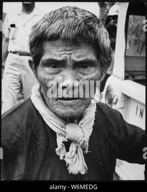 La souche montre clairement sur le visage de cet individu, l'un des 4 500 agriculteurs qui ont récemment fui leur foyer pour échapper au harcèlement du Vietcong. Les réfugiés ont quitté les hameaux qui avait été maisons de famille depuis des générations., ca. 1966 ; notes générales : utilisation de la guerre et des conflits Nombre 408 lors de la commande d'une reproduction ou demande d'informations sur cette image. Banque D'Images