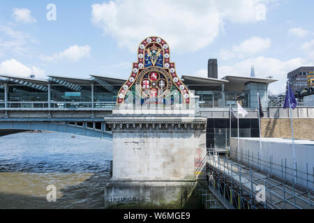 Les armoiries sur Joseph Cubitt original du pont ferroviaire de Blackfriars piédestal à côté de la journée en cours Blackfriars Bridge, London, UK Banque D'Images