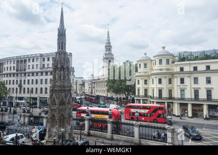 Une réplique de la Reine médiévale Eleanor Croix du Souvenir à l'extérieur de la gare de Charing Cross, Londres, UK Banque D'Images