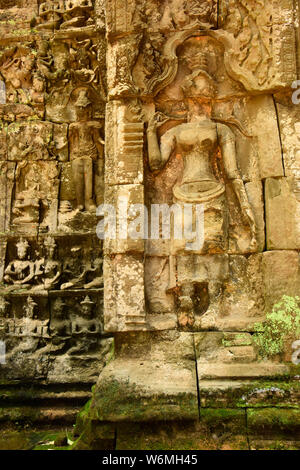 L'une des nombreuses œuvres sculptées dans le vaste complexe d'Angkor, de plusieurs siècles, ici au Cambodge Banque D'Images