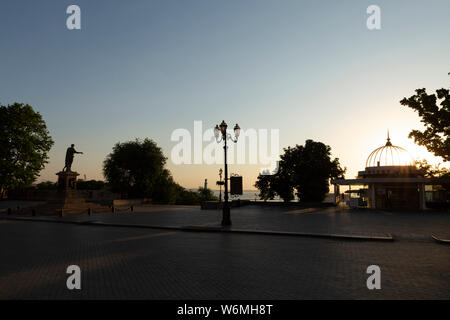 L'Ukraine, Odessa, Primorsky Boulevard, 13 juin 2019. Statue du duc de Richelieu en haut de l'Escalier de Potemkine à l'aube. Banque D'Images