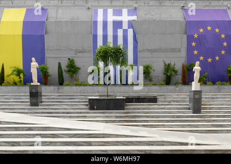 L'Ukraine, Odessa, Primorsky Boulevard, 13 juin 2019. Vue sur le parc grec avec des escaliers, des statues et des drapeaux. Banque D'Images