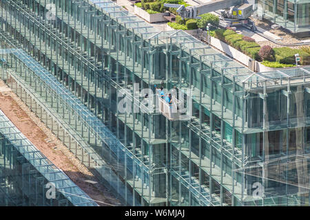 Londres, Royaume-Uni - 16 juillet 2019 - nettoyage de vitres lavage de la façade en verre de grande hauteur Plantation Place dans la ville de Londres Banque D'Images