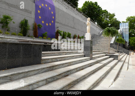 L'Ukraine, Odessa, Primorsky Boulevard, 13 juin 2019. Vue sur le parc grec avec des escaliers, des statues et des drapeaux. Banque D'Images