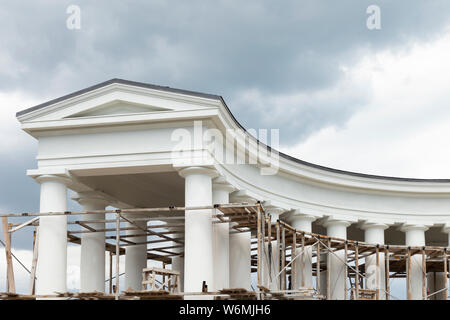 L'Ukraine, Odessa, Prymorska Street, 13 juin 2019. Le Palais de Vorontsov Colonnade avec la construction d'échafaudages sur un jour nuageux Banque D'Images