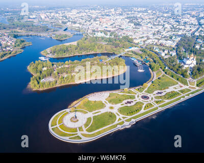 Vue aérienne de la cathédrale de l'assomption sur banque du Volga et célèbre Strelka park dans la ville russe de Yaroslavl Banque D'Images