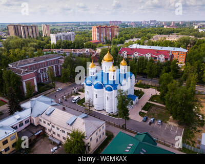 Vue aérienne de la cathédrale de l'icône de Notre Dame de Jérusalem sur fond de paysage urbain moderne de ville russe de Voskresensk Banque D'Images