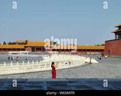 Beijing, Chine. 30 juillet, 2019. Photo prise par un téléphone mobile montre une femme à prendre des photos au musée du palais à Pékin, capitale de la Chine, le 30 juillet 2019. Crédit : Chen Xu/Xinhua/Alamy Live News Banque D'Images
