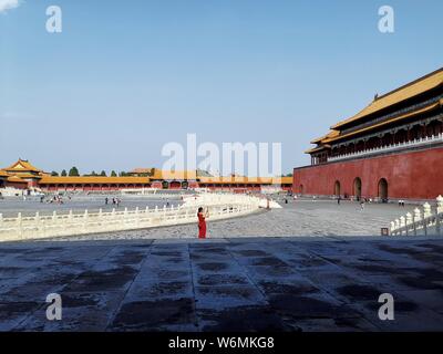 Beijing, Chine. 30 juillet, 2019. Photo prise par un téléphone mobile montre une femme à prendre des photos au musée du palais à Pékin, capitale de la Chine, le 30 juillet 2019. Crédit : Chen Xu/Xinhua/Alamy Live News Banque D'Images