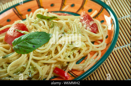 Tomates séchées au soleil avec Alfredo Spaghetti Courgettes close up Banque D'Images