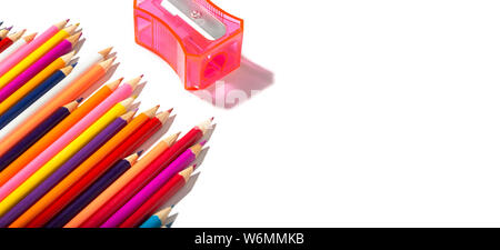 Retour à l'école des crayons multicolores de bannière et taille-crayon isolé sur fond blanc. L'espace de copie pour le texte Banque D'Images