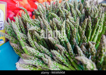 Bottes d'asperges vertes fraîches au marché de légumes prêts à vendre à caler. Banque D'Images