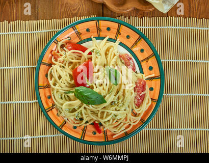 Tomates séchées au soleil avec Alfredo Spaghetti Courgettes close up Banque D'Images