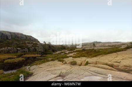 Les roches de granit et les montagnes sur la route de la falaise Preikestolen à fjord Lysefjord - Norvège - nature et voyage d'arrière-plan. Locations de concept. Banque D'Images