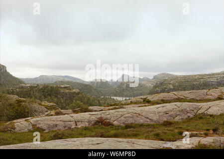 Les roches de granit et les montagnes sur la route de la falaise Preikestolen à fjord Lysefjord - Norvège - nature et voyage d'arrière-plan. Locations de concept. Banque D'Images