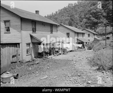 Huit chambres typiques, deux maisons de famille. Chaque moitié de la chambre pour les loyers de $10 à $11 plus $1 par mois pour l'eau un 2 $ pour l'électricité. Le sud de Coal Corporation, Bradshaw Mine, Bradshaw, McDowell County, Virginie occidentale. Banque D'Images