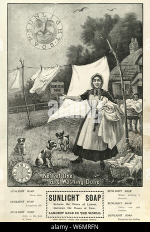 Edwardian publicité pour savon sunlight, woman hanging son lave-linge à sécher, 1902 Banque D'Images