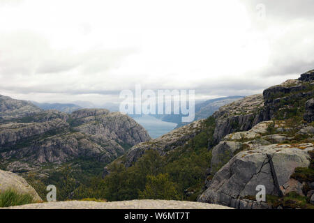 Les roches de granit et les montagnes sur la route de la falaise Preikestolen à fjord Lysefjord - Norvège - nature et voyage d'arrière-plan. Locations de concept. Banque D'Images