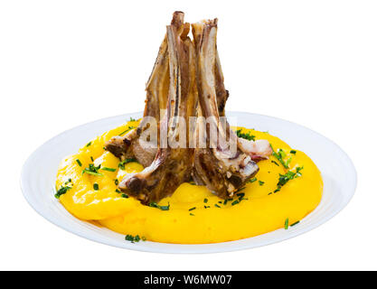 Pinnekjott - plat de fête traditionnel norvégien sur l'os de mouton servi avec la purée. Plus isolé sur fond blanc Banque D'Images