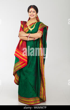 Bengali woman standing with arms crossed and smiling Banque D'Images
