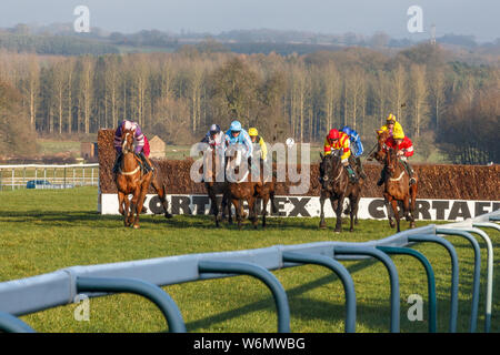 Les courses de chevaux sur haies aux courses de Towcester Northamptonshire, Angleterre Banque D'Images