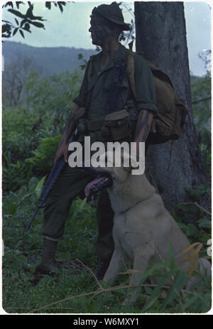 Le Vietnam. Lance Corporal Ralph H. McWilliams et son chien Scout, Major. Banque D'Images