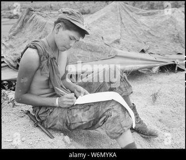 Vietnam....le soldat de première classe Joseph Big Medicine Jr., un Indien Cheyenne, écrit une lettre à sa famille aux États-Unis. Il est membre de la compagnie G, 2e bataillon du 1er Régiment de Marines, sur une recherche, effacer et détruire mission, à 11 kilomètres à l'est de la Base de Combat Maritime à un Hoa. Banque D'Images