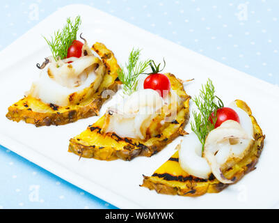 Frit sépia sur un grill à l'ananas et les tomates cerise est délicieux plat dans la cuisine. Banque D'Images