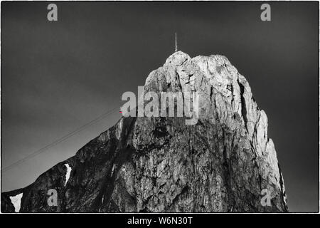 Photo en noir et blanc du Stockhorn en crête avec une petite voiture rouge Banque D'Images