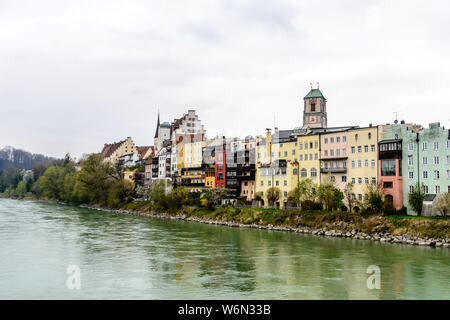 Wasserburg am Inn, Bavière, Allemagne. Vue sur la vieille ville, bâtiments, maisons colorées avec une rivière. Banque D'Images
