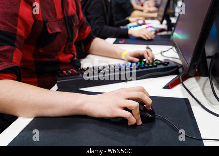 Gamer playing video game Banque D'Images