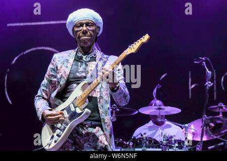 Award Winning American Hall of Fame disco, funk, soul et r&b Artiste, Nile Rodgers, il se produit sur scène au Camp Bestival festival familial au Royaume-Uni. Banque D'Images