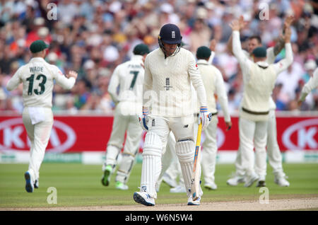 England's Jason Roy quitte le champ après avoir été rejeté au cours de la deuxième journée de la cendre test match à Edgbaston, Birmingham. Banque D'Images