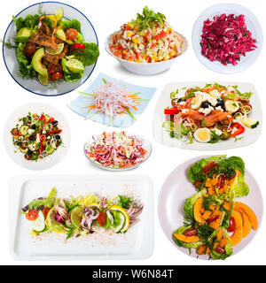 Collage de différentes salades alléchantes isolé sur fond blanc Banque D'Images
