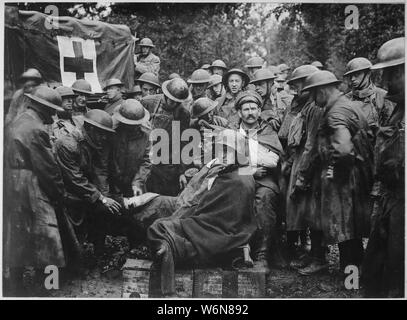 Des prisonniers allemands blessés de recevoir des soins médicaux au poste de secours de 103e et 104e Compagnies d'ambulance. Deuxième ligne allemande tranchée., 09/12/1918 - Notes générales : utilisation de la guerre et des conflits Nombre 686 lors de la commande d'une reproduction ou demande d'informations sur cette image. Banque D'Images