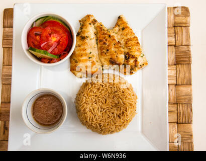 Riz avec de la viande grillée, une salade fraîche et de la sauce sur une assiette blanche restaurant food concept Banque D'Images